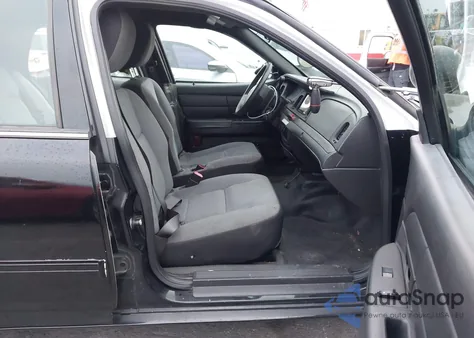 2011 Ford Crown Victoria Police Interceptor z USA, uszkodzony, nr VIN 2FABP7BV2BX167881